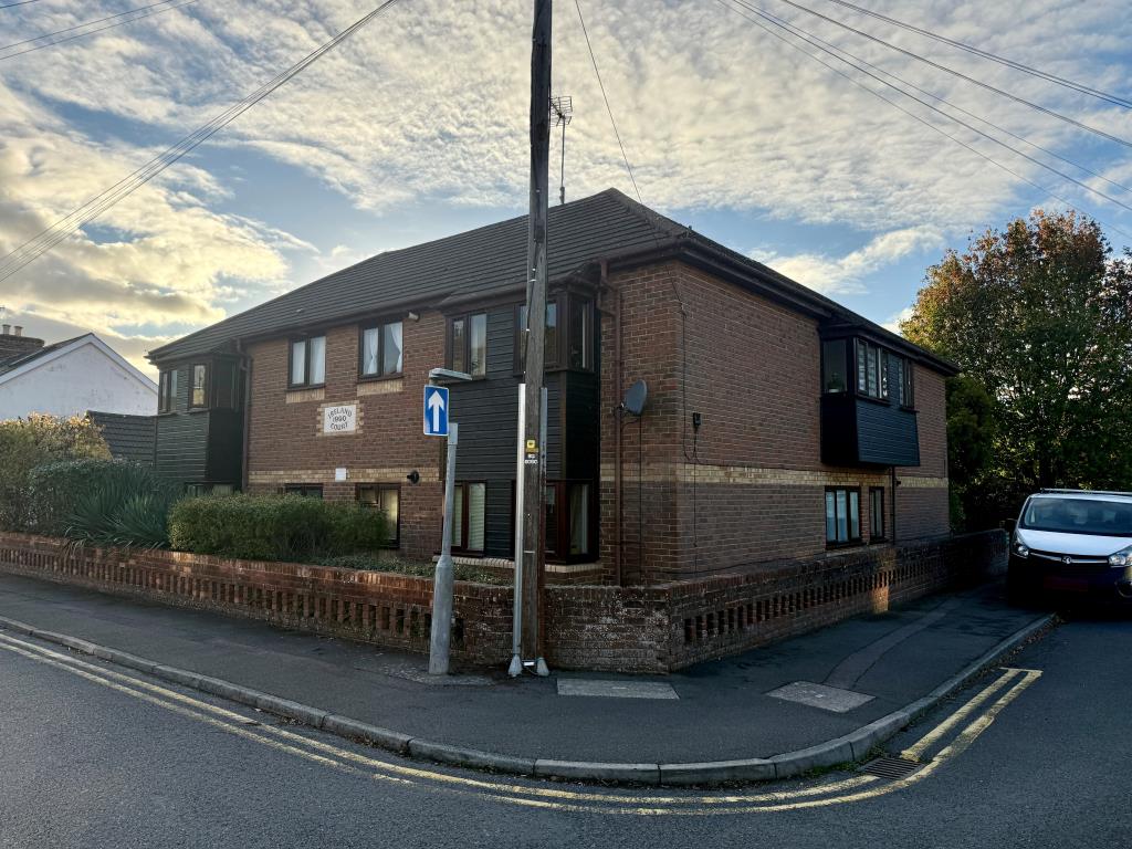 Lot: 156 - WELL PRESENTED FIRST FLOOR FLAT - Purpose built block of flats